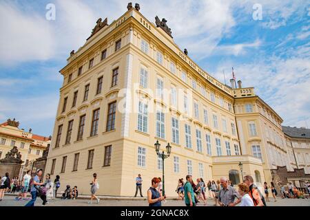 Touristen, die sich am 23. Juli 2016 vor dem Hof des Prager Palastes, Tschechische Republik, versammeln Stockfoto