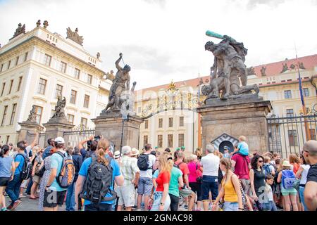 Touristen besuchen Matthias Tor, ein Tor zwischen dem ersten und dem zweiten Hof der Prager Burg in Prag, Tschechische Republik am 23. Juli 2016 Stockfoto