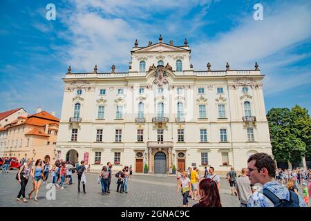 Touristen besuchen den Erzbischöflichen Palast, der seit den 1660er Jahren Sitz der Prager Erzbischöfe und Bischöfe ist. Aufgenommen in Prag, Tschechien am 23. Juli 201 Stockfoto