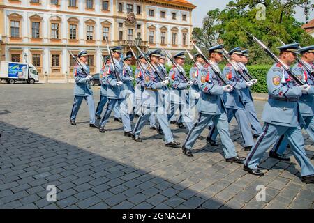 Die Wachablösung auf der Prager Burg findet täglich um 12:00 Uhr im ersten Innenhof der Prager Burg statt. Aufgenommen in Prag, Tschechien am 23. Juli 2016 Stockfoto