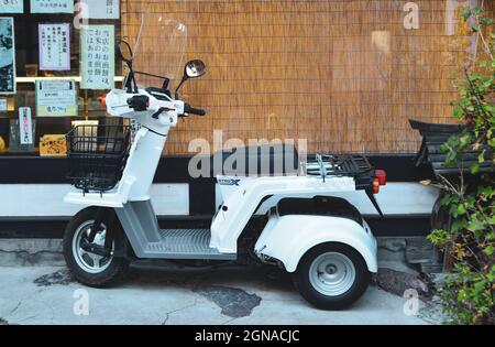 Gunma, Japan - 8. November 2019. Altes Motorrad auf der Straße von Kusatsu Onsen in Gunma, Japan. Die Stadt Kusatsu ist eines der berühmtesten Thermalquellen Japans Stockfoto