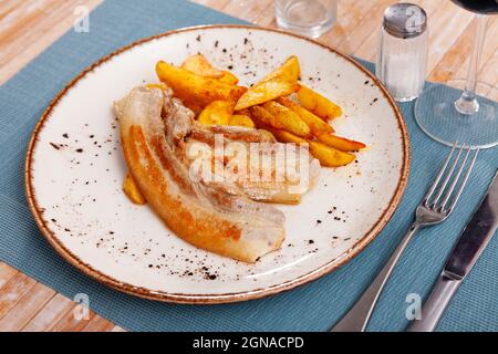 Köstlicher gebratener Schweinebauch mit pommes frites Stockfoto