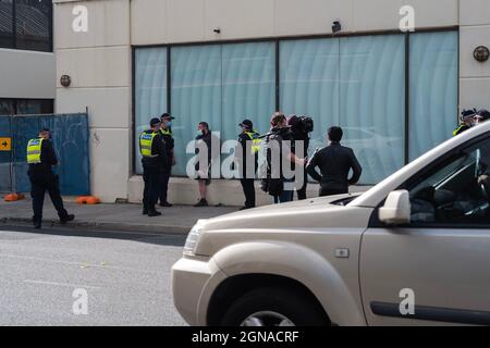 Melbourne, Australien, 24 2021. September: Die Festnahmen in Melbourne dauern an, da die Polizei Protestsplittergruppen einleitet und mithilfe von Luftunterstützung Bodeneinheiten hereinleitet. Hier auf dem Northcote Plaza, VIC, wurden einige Demonstranten vom Critical Incident Response Team festgenommen, als die Stadt einen weiteren Tag der Anti-Impfproteste sieht. Kredit: Joshua Preston/Alamy Live Nachrichten Stockfoto