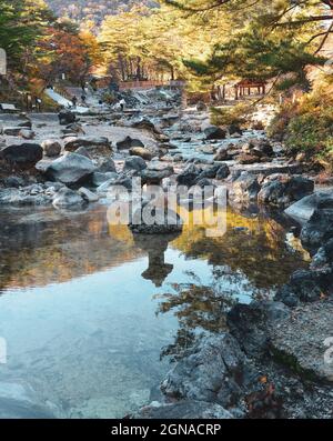 Heißwasserteich bei Kusatsu Onsen in Gunma, Japan. Die Stadt Kusatsu ist seit Jahrhunderten eines der berühmtesten Thermalbäder Japans. Stockfoto