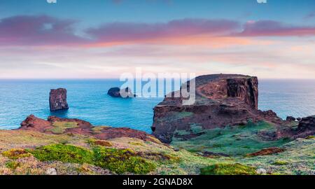 Herrlicher Sommersonnenaufgang im Dyrholaey Nature Reserve. Toller Blick auf den Dyrholaey-Bogen, Südküste Islands, Europa. Künstlerisches Foto im nachbearbeiteten Stil Stockfoto