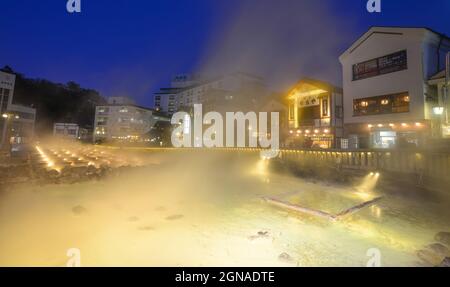 Gunma, Japan - 8. November 2019. Nachtansicht von Yubatake (Hot Water Field) von Kusatsu Onsen in Gunma, Japan. Die Stadt ist eine der berühmtesten heißen Quellen Japans Stockfoto