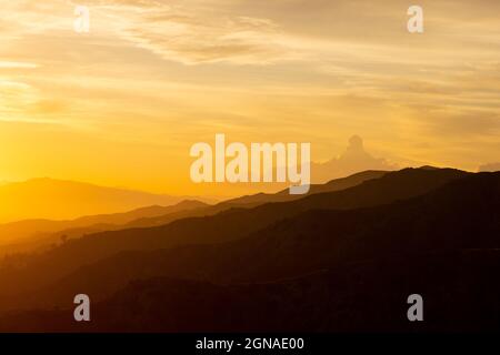 Kühle Wolkenbildung über der Bergkette Stockfoto