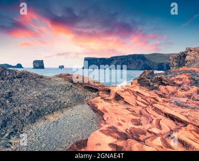 Farbenfrohe Sommersonnenaufgänge im Dyrholaey Nature Reserve. Toller Blick auf den Dyrholaey-Bogen, Südküste Islands, Europa. Künstlerisches Foto im nachbearbeiteten Stil Stockfoto