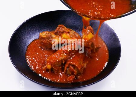 Langsam gekochtes indisches Lamm oder Hammelschenkelcury, auch bekannt als Nalli-rogan josh, Stockfoto