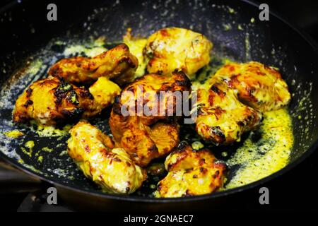Zafrani Chicken Tikka, Safran und Joghurt mariniert gewürzt Tandoori Hühnerwürfel glasiert mit Creme, indische Küche Stockfoto