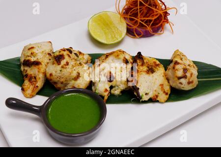 tandoori malai Chicken Tikka, marinierte, zarte Hähnchenwürfel auf Cremebasis, gekocht im Tonofen, indische Spezialität Stockfoto