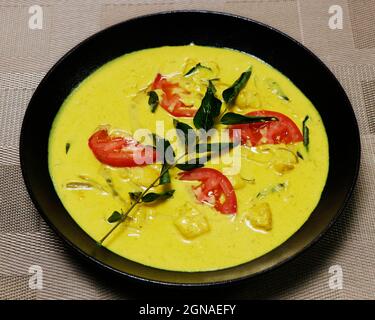 Fischmolee mit Königsfisch, gekocht in milder gewürzter Kokosmilch, traditionelles kerala-Essen Stockfoto