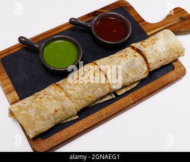 tandoori Chicken Tikka Wrap Sandwich serviert mit Minze und Tamarinde Chutney, indische Street Food Stockfoto