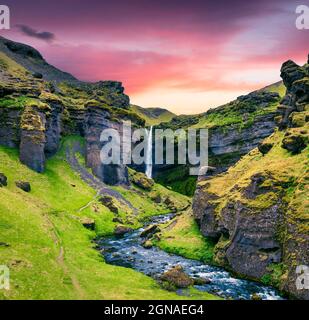 Farbenfrohe Morgenansicht des Kvernufoss Wasserfalls. Herrlicher Sommersonnenaufgang im Süden Islands, Europa. Künstlerisches Foto im nachbearbeiteten Stil. Stockfoto