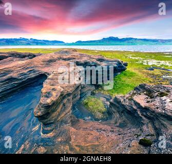 Typische isländische Landschaft an der Südküste Islands an der Atlantikküste. Farbenfrohe Sommersonnenaufgänge mit vulkanischem Boden. Postprozess im künstlerischen Stil Stockfoto