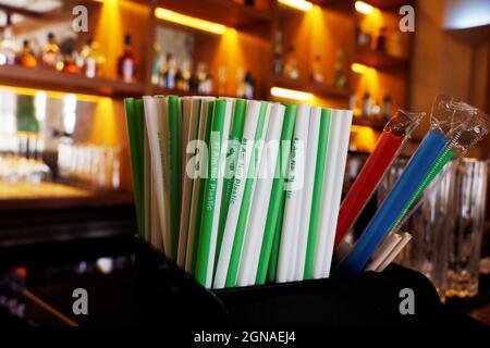 Biologisch abbaubarer Weizen oder Avocado-Samenstroh in einem Café-Restaurant präsentiert, Kunststoff reduzieren Konzept Stockfoto