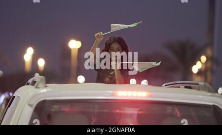 Riad, Saudi-Arabien. September 2021. Ein Kind ragt aus dem Auto, um die nationale Feuerwerksmesse in Dammam, Saudi-Arabien, am 23. September 2021 zu sehen. Quelle: Mohamed Nasr/Xinhua/Alamy Live News Stockfoto