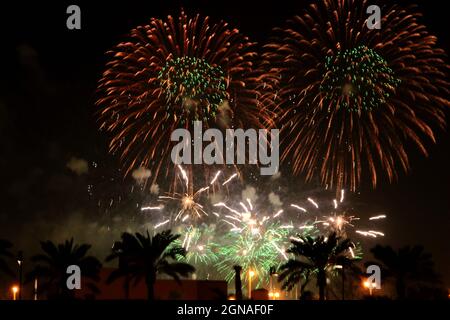Riad. September 2021. Das am 23. September 2021 aufgenommene Foto zeigt das nationale Feuerwerk am Himmel in der Nähe der Al Diriyah in Riad, Saudi-Arabien. Quelle: Wang Haizhou/Xinhua/Alamy Live News Stockfoto