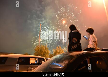 Riad, Saudi-Arabien. September 2021. Die Menschen sehen sich die Feuerwerksshow des nationalen Tages in Riad, Saudi-Arabien, am 23. September 2021 an. Kredit: Hu Guan/Xinhua/Alamy Live Nachrichten Stockfoto