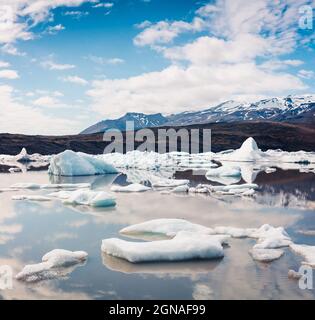 Schwimmende Eisbox auf der Gletscherlagune von Fjallsarlon. Sonnige Morgenszene im Vatnajokull Nationalpark, Südostisland, Europa. Künstlerischer Stil nach p Stockfoto