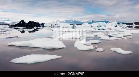 Schwimmende Eisbox auf der Gletscherlagune von Fjallsarlon. Sonniges Morgenpanorama des Vatnajokull Nationalparks, Südostisland, Europa. Künstlerische Stil Pos. Stockfoto