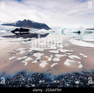 Schwimmende Eisbox auf der Gletscherlagune von Fjallsarlon. Sonnige Morgenszene im Vatnajokull Nationalpark, Südostisland, Europa. Künstlerischer Stil nach p Stockfoto