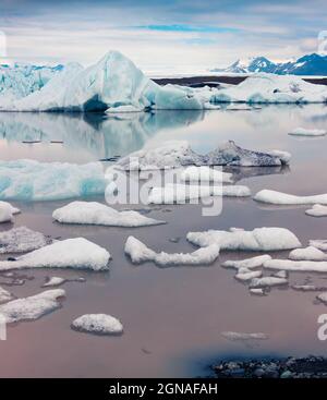 Schwimmende Eisbox auf der Gletscherlagune von Fjallsarlon. Sonnige Morgenszene im Vatnajokull Nationalpark, Südostisland, Europa. Künstlerischer Stil nach p Stockfoto