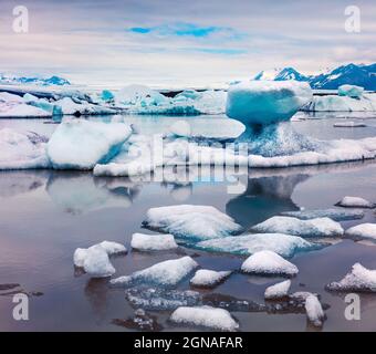 Schwimmende Eisbox auf der Gletscherlagune von Fjallsarlon. Helle Morgenszene im Vatnajokull-Nationalpark, Südostisland, Europa. Beitrag zum künstlerischen Stil Stockfoto