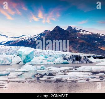 Schwimmende Eisbox auf der Gletscherlagune von Fjallsarlon. Farbenfrohe Sommersonnenaufgänge im Vatnajokull Nationalpark, Südostisland, Europa. Künstlerischer Stil po Stockfoto