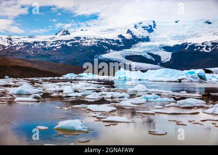 Schwimmende Eisbox auf der Gletscherlagune von Fjallsarlon. Sonnige Morgenszene im Vatnajokull Nationalpark, Südostisland, Europa. Künstlerischer Stil nach p Stockfoto