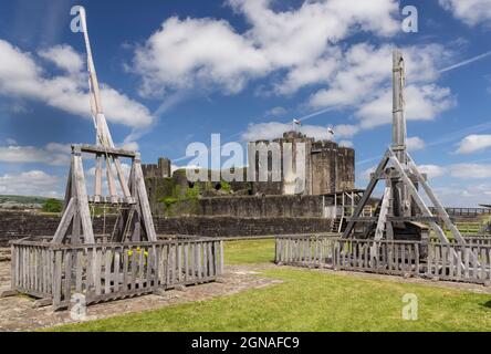 Nachbildungen mittelalterlicher Belagerungstürme auf dem Süddamm von Caerphilly Castle, South Wales, Großbritannien Stockfoto