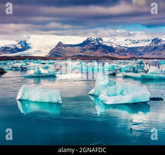 Schwebende Blaue Eisberge in der Gletscherlagune Jökulsárlón. Farbenprächtigen Sonnenuntergang Europas Vatnajökull-Nationalpark, Südosten Islands. Künstlerischen Stil post Stockfoto