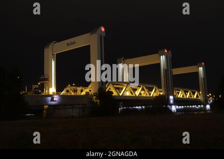 Botlekbrug Brücke zwischen Botlet und dem Hafen Europoort in Rotterdam über die Autobahn A15 Stockfoto