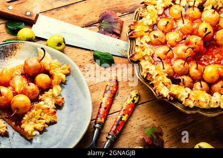 Herbstfrucht Pie.Birne Pie.Süße Herbst Dessert auf alten Holztisch Stockfoto