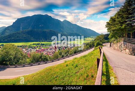 Blick aus der Vogelperspektive auf das Dorf Oetz und die Kirche des Heiligen Georg. Farbenfrohe Sommerszene in den westlichen österreichischen Alpen, im Innsbruck-Land, im Bundesland Tirol, Österreich Stockfoto