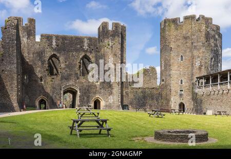 Der innere Bezirk von Caerphilly Castle zeigt das Innere Westgatehouse und den North West Tower, South Wales, Großbritannien. Stockfoto