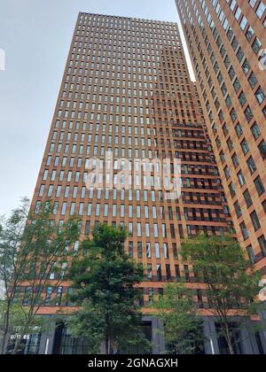 Gebäude rund um Zug, U-Bahn und Straßenbahn Amsterdam Zuid als Herz des Finanzviertels der Niederlande Stockfoto