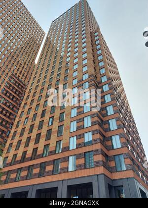 Gebäude rund um Zug, U-Bahn und Straßenbahn Amsterdam Zuid als Herz des Finanzviertels der Niederlande Stockfoto