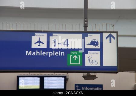Gebäude rund um Zug, U-Bahn und Straßenbahn Amsterdam Zuid als Herz des Finanzviertels der Niederlande Stockfoto