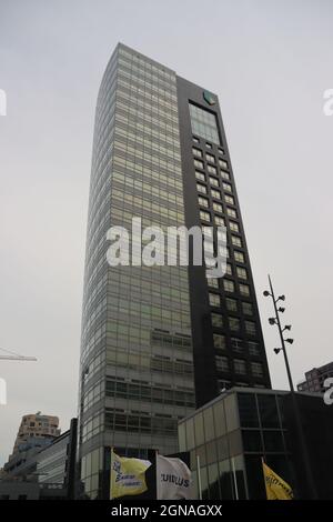 Gebäude rund um Zug, U-Bahn und Straßenbahn Amsterdam Zuid als Herz des Finanzviertels der Niederlande Stockfoto