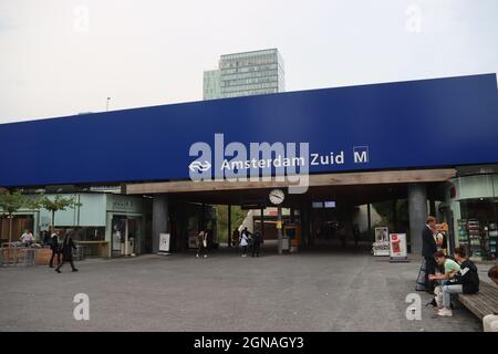 Gebäude rund um Zug, U-Bahn und Straßenbahn Amsterdam Zuid als Herz des Finanzviertels der Niederlande Stockfoto