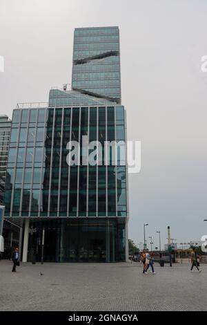 Gebäude rund um Zug, U-Bahn und Straßenbahn Amsterdam Zuid als Herz des Finanzviertels der Niederlande Stockfoto