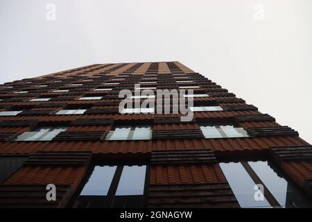 Gebäude rund um Zug, U-Bahn und Straßenbahn Amsterdam Zuid als Herz des Finanzviertels der Niederlande Stockfoto