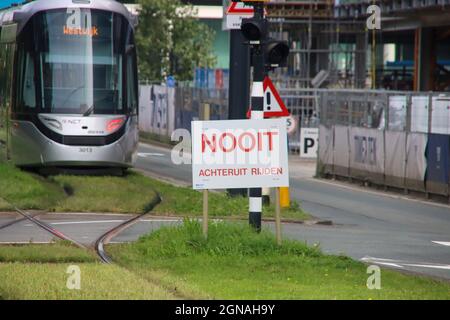 Warnschild für Straßenbahnfahrer, die am Bahnhof Amsterdam Zuid nie rückwärts fahren dürfen Stockfoto