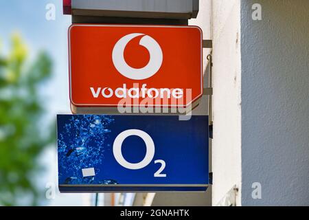 Karlsruhe, Deutschland - August 2021: Geschäftszeichen der multinationalen Telekommunikationsunternehmen Vodafone und O2 Stockfoto