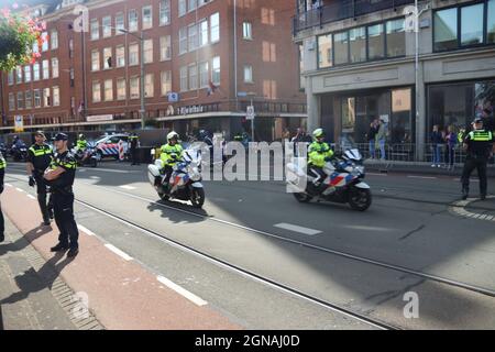 Die Polizei wacht während der Rede des Königs namens Troonrede vom Thron auf Prinsjesdag in Den Haag in den Niederlanden Stockfoto