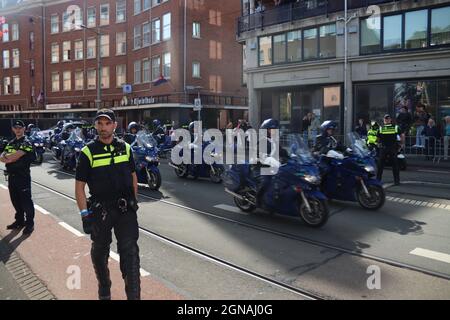 Die Polizei wacht während der Rede des Königs namens Troonrede vom Thron auf Prinsjesdag in Den Haag in den Niederlanden Stockfoto