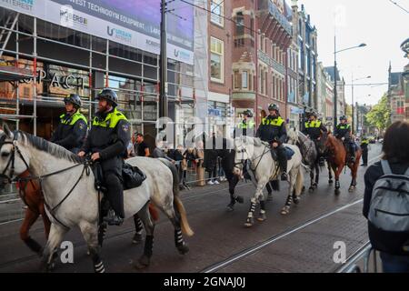 Die Polizei wacht während der Rede des Königs namens Troonrede vom Thron auf Prinsjesdag in Den Haag in den Niederlanden Stockfoto