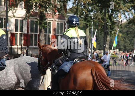 Die Polizei wacht während der Rede des Königs namens Troonrede vom Thron auf Prinsjesdag in Den Haag in den Niederlanden Stockfoto