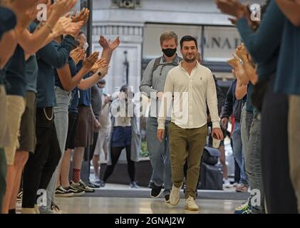 Die ersten Kunden betreten den Apple Store in der Regent Street, im Zentrum von London, da das neue Apple iPhone 13 in Großbritannien in den Handel kommt. Bilddatum: Freitag, 24. September 2021. Stockfoto